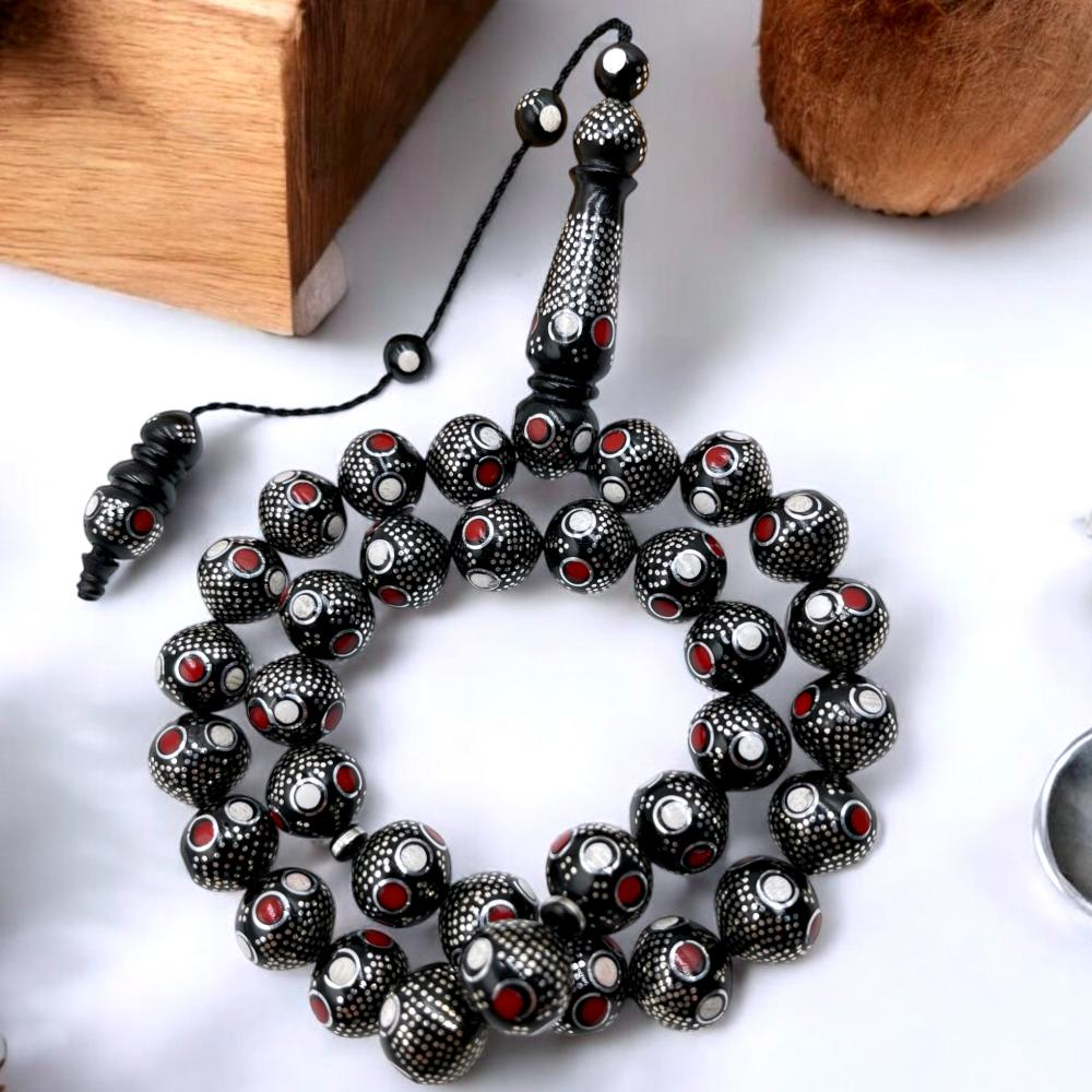 هذه مسبحة فضية مرصعة بالفيروز الأزرق والمرجان الأحمر.