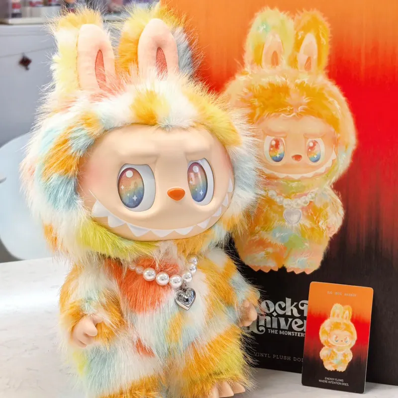 POP MART, LABUBU LES MONSTRES (Série High Energy Ahead), ROCK THE UNIVERSE (Telure rayée, rendu), Collier cœur, Peluche