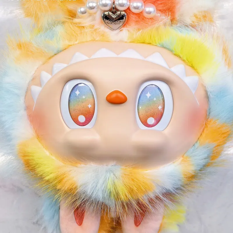 POP MART, LABUBU LES MONSTRES (Série High Energy Ahead), ROCK THE UNIVERSE (Telure rayée, rendu), Collier cœur, Peluche